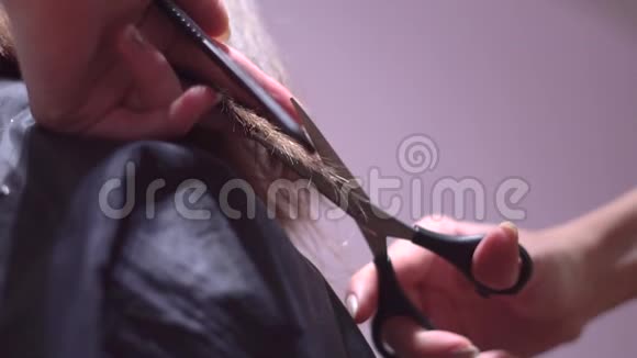 用剪刀剪女人头发视频的预览图