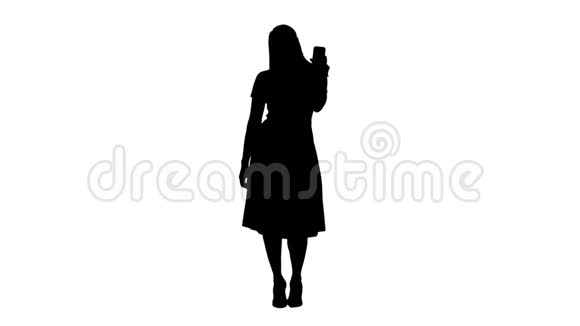 剪影成熟的女人穿着淡粉色的连衣裙自拍视频的预览图