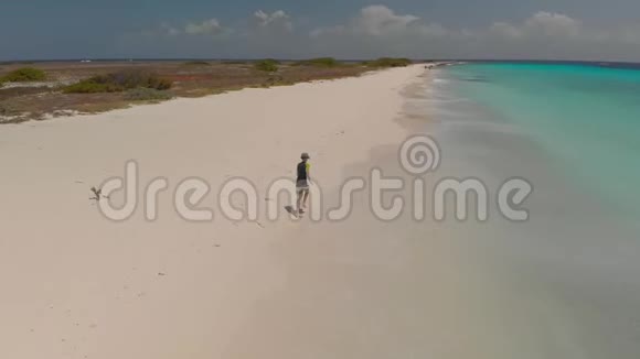 在克莱恩库拉考岛跑步的孩子Drun射击视频的预览图