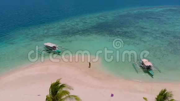科罗恩帕斯岛沙洲上棕榈树的可爱旅行情侣的鸟瞰图视频的预览图