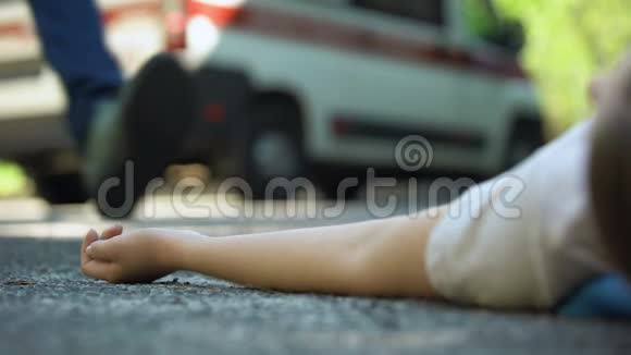 男人跑向躺在路上的女孩昏迷的车祸受害者救护车视频的预览图