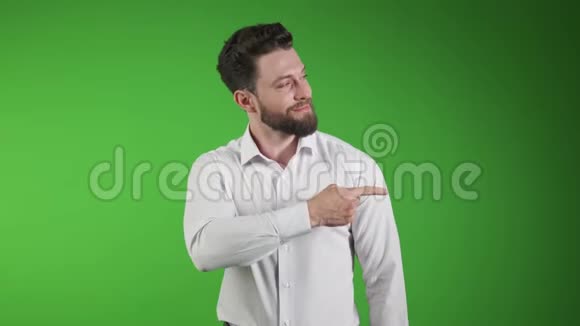 身穿白领衬衫长着大胡子的白种人微笑着用手指指着镜头左右对着绿色视频的预览图
