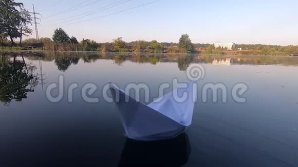 白船在平静的池塘湖面上漂浮视频的预览图