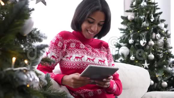 圣诞期间使用数码平板电脑的少女视频的预览图