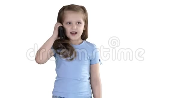 小可爱的女孩在白色背景下散步时打电话视频的预览图