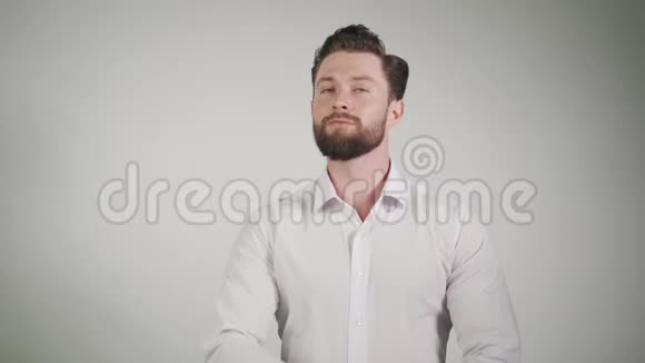 可爱的帅哥穿着休闲装双臂交叉微笑站在白色隔离的英俊青年视频的预览图