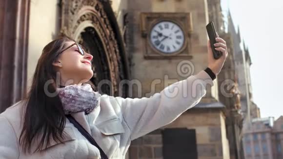 微笑美丽时尚女性太阳镜自拍使用智能手机度假视频的预览图