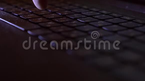 笔记本电脑特写键盘犹豫键入文字按钮特写视频的预览图