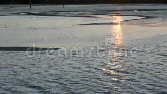 有阳光穿过河流的河坞视频的预览图