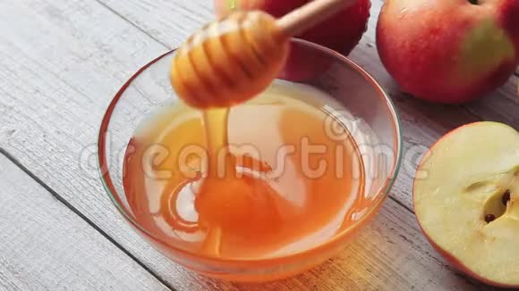 蜜滴的电影木桌上的苹果犹太新年传统庆祝食品概念RoshHashana视频的预览图