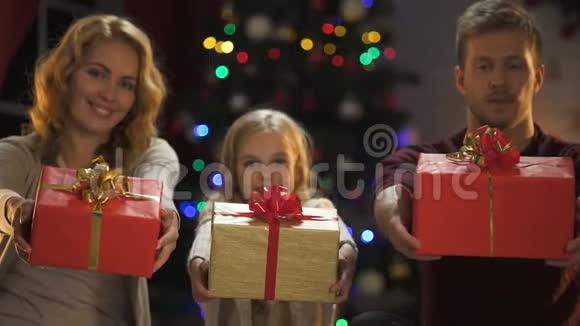 带着圣诞礼物微笑的家人打开盒子渴望已久视频的预览图