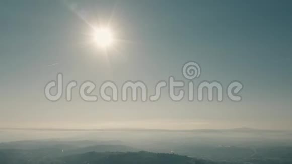 在多雾高地上空拍摄太阳和蓝天视频的预览图