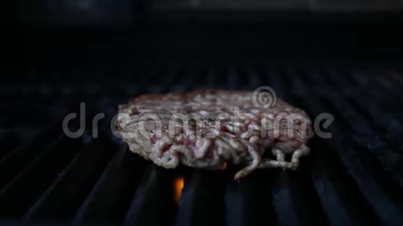 热烤架上混合的美国烧烤食品汉堡包热狗玉米被烤了很棒的构图户外派对视频的预览图