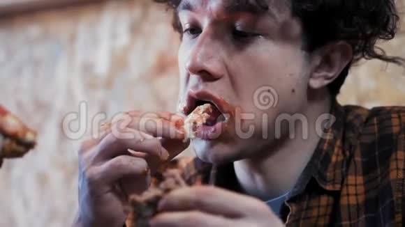 一个年轻人丑陋而粗鲁地吃三明治吃快餐肥胖社会和营养不良的概念视频的预览图