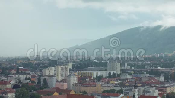 位于格拉茨的现代高小传统奥地利建筑风暴云在移动视频的预览图