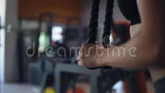 一个年轻女子在健身系统中做运动的录像运动女孩站在教练和视频的预览图