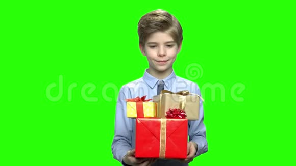 可爱的孩子给你生日礼物盒很多视频的预览图