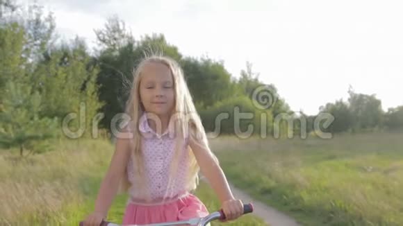 漂亮小女孩骑着儿童自行车儿童自行车视频的预览图