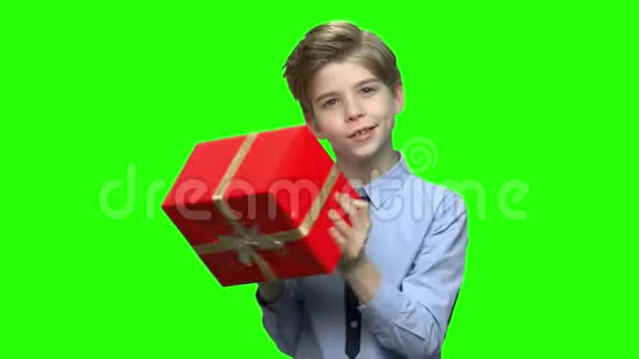 小男孩摇红礼盒视频的预览图