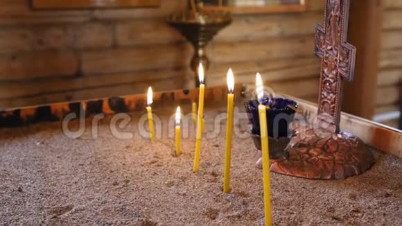 燃烧蜡烛温暖和真诚的宗教纪念属性全垒打视频的预览图