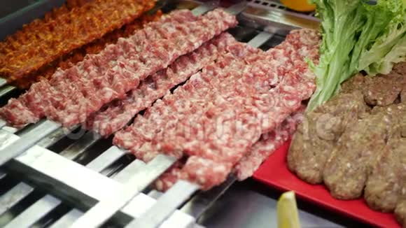 烹饪时放入新鲜的生肉碎末加入烹饪原料视频的预览图