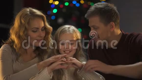 幸福的家庭手和拥抱的心圣诞装饰闪闪发光视频的预览图