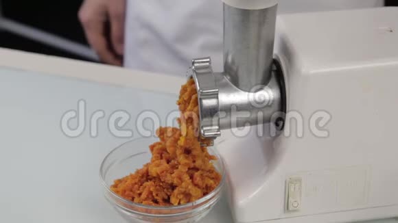 在电动磨床上切碎干杏的过程健康食物及节食计划视频的预览图
