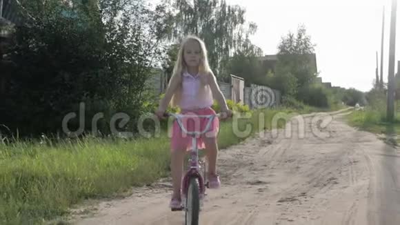 漂亮小女孩骑着儿童自行车儿童自行车视频的预览图