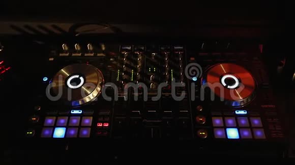 用于音响设计师或夜总会DJ在夜总会聚会上工作的电动机器视频的预览图