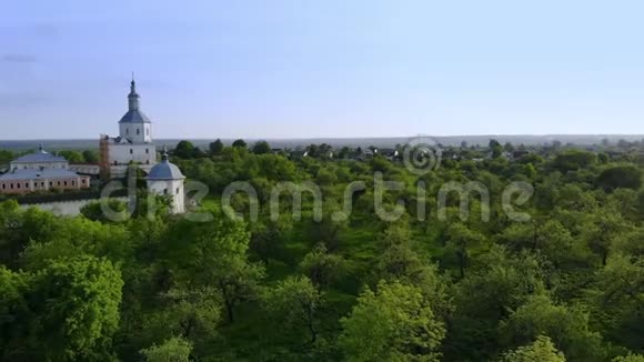 苹果园和古堡的夏季空中景色视频的预览图