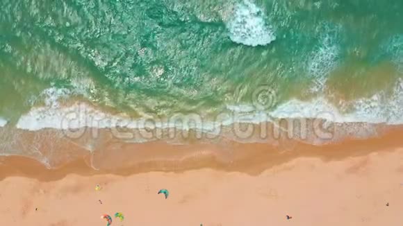 空中观景巨浪在海岸海洋上翻滚巨浪海岸线视频的预览图