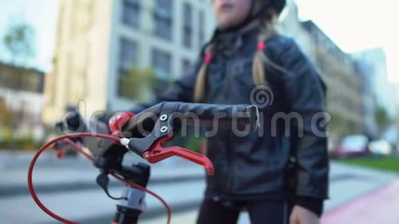 戴安全帽的女学生在户外骑自行车积极的生活方式和爱好视频的预览图