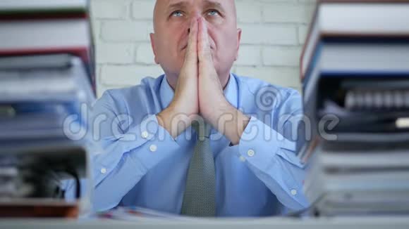 在会计部门做祷告的麻烦商人视频的预览图