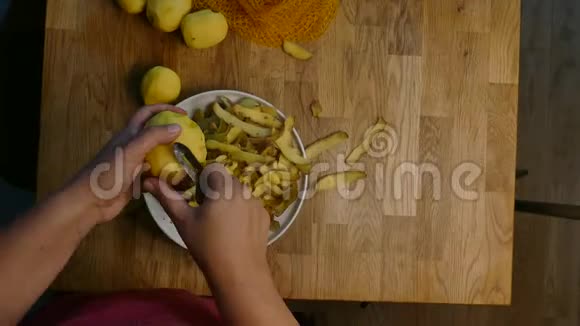 双手用削皮机剥土豆皮视频的预览图