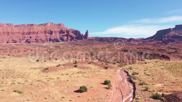 阳光充足的沙漠和红砂岩形成视频的预览图