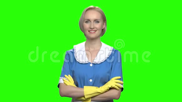女清洁工的橡胶手臂肖像视频的预览图