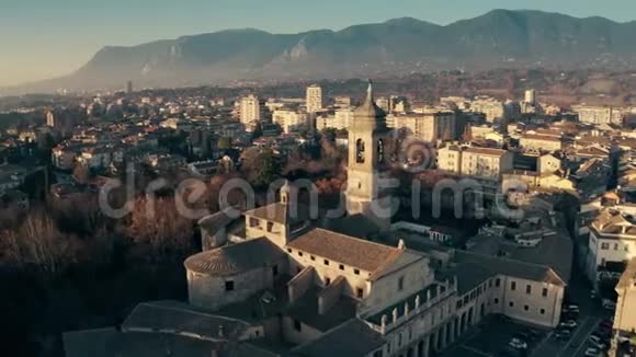 塔尼大教堂和城市景观在晚上鸟瞰意大利视频的预览图