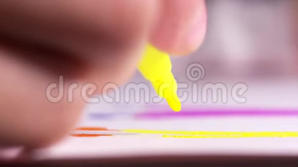 女人的手用黄色的毛毡笔在桌子上的纸上画一些图形行动创造力视频的预览图