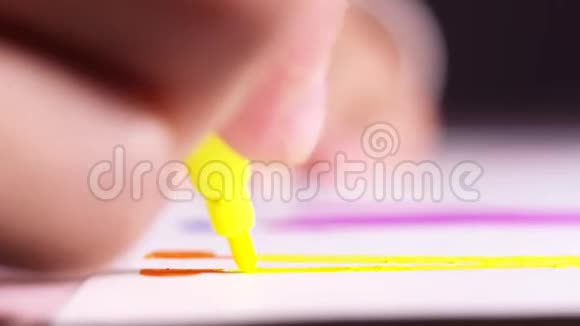 创造力和艺术观念行动女人手拿着黄色的毛毡笔在纸上画着一些图形视频的预览图