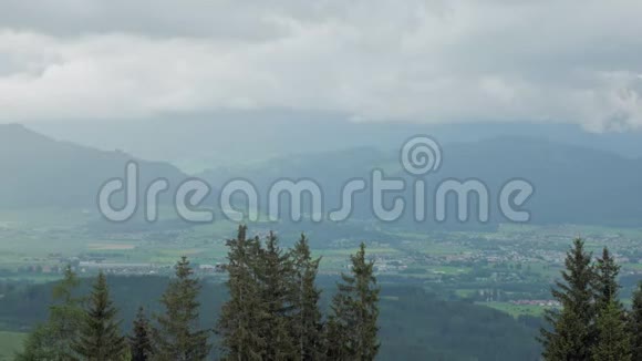 阴天近山的高山草甸美景视频的预览图