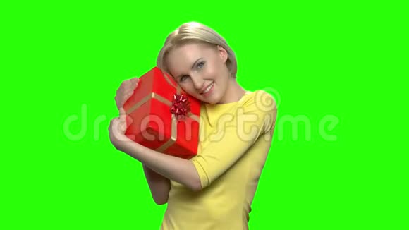 可爱的白种人女人拥抱红色礼盒视频的预览图