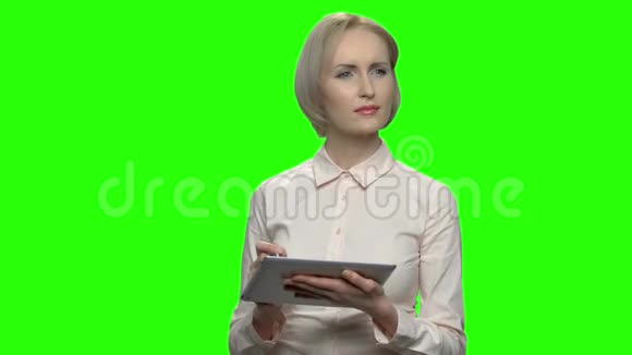 快乐的女商人在平板电脑上用钢笔工作视频的预览图