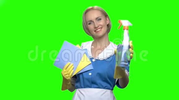 成熟的家庭主妇用瓶子喷雾和抹布餐巾清洗视频的预览图