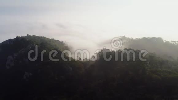 空中观景墙中世纪堡垒在雾中的顶峰视频的预览图