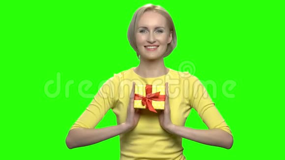 可爱的中年妇女拿着黄色的礼盒视频的预览图
