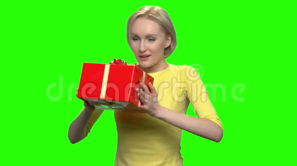快乐兴奋成熟的女人送你礼物盒视频的预览图