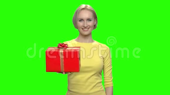 幸福的中年妇女带着红色的礼盒和拇指向上视频的预览图