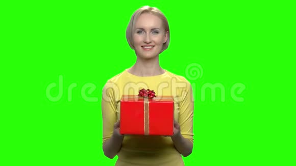 漂亮可爱的女人拿着红色的礼盒视频的预览图