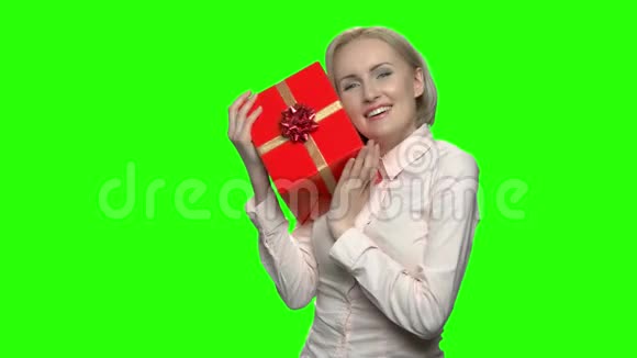 女人的肖像欣赏她的生日礼物盒视频的预览图