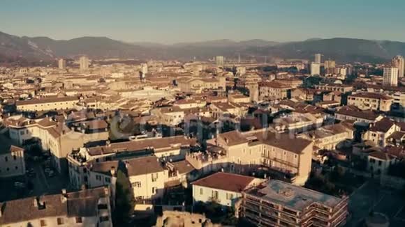 泰尼及周边山区城市景观低空航拍意大利翁布里亚视频的预览图
